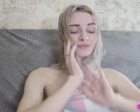 Домашнее видео - молодая русская девка кончает в полумраке (Любительский ролик)